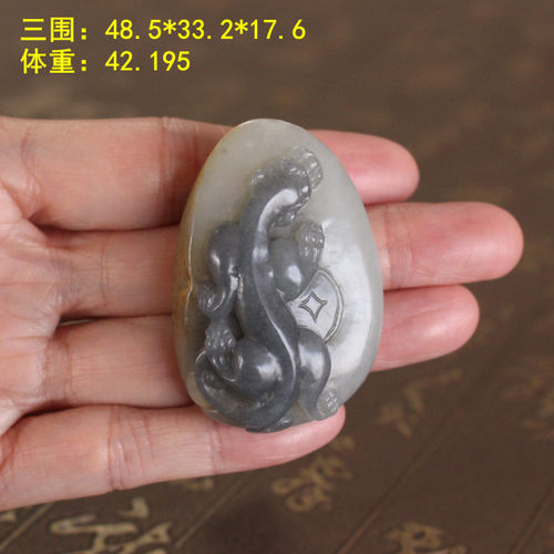 n黑白分明俏色青花籽料玄武挂件