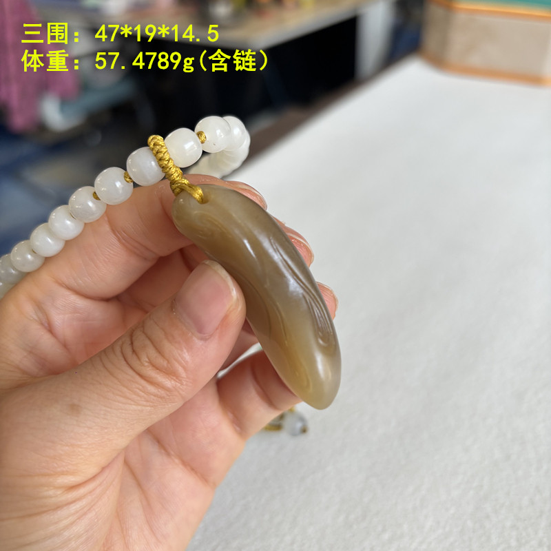 稀有的糖白玉籽料挂件套装