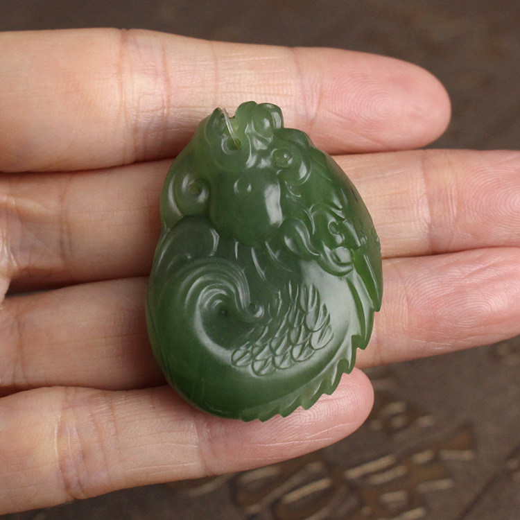 油绿油绿的碧玉籽料龙鱼吊坠