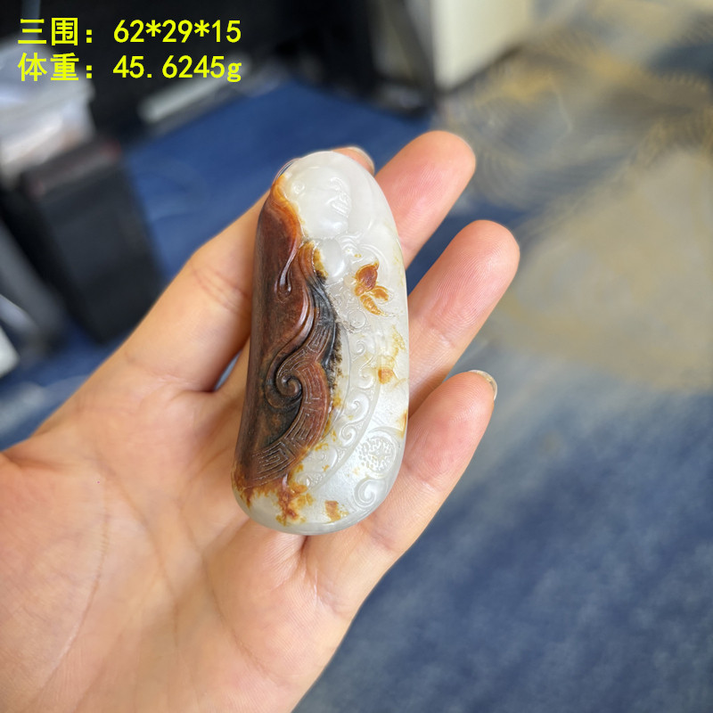 稀有的红沁皮白玉籽料挂件