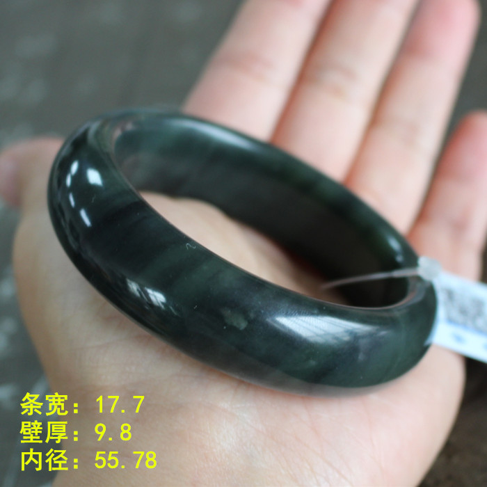 油润质感和田玉沙枣青籽料手镯