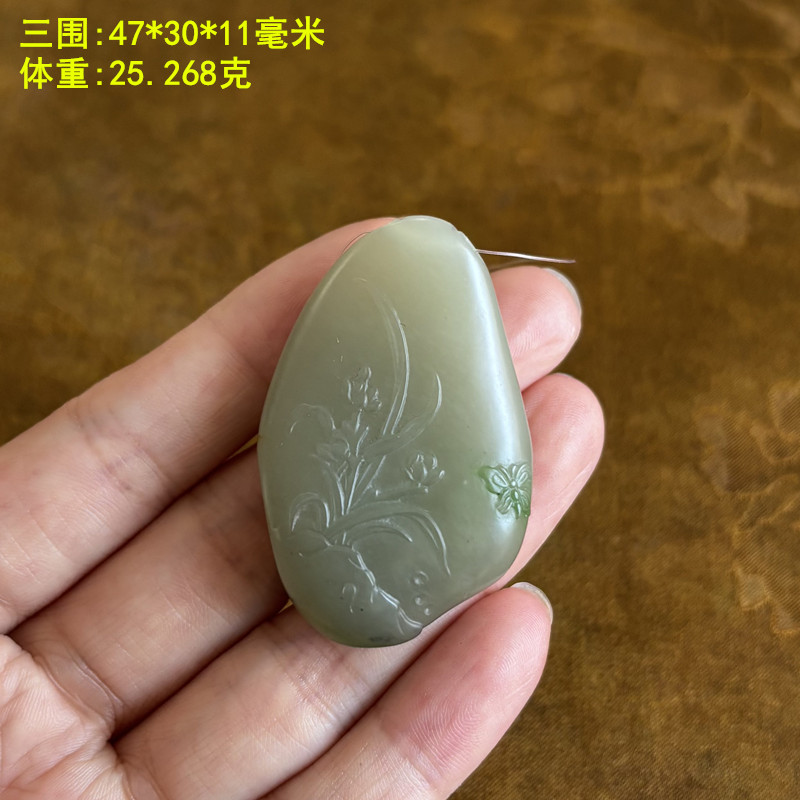 青白玉底青花籽料带翠兰花挂件