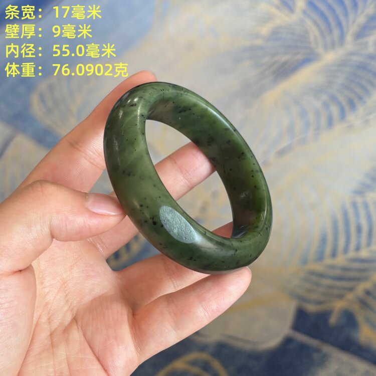 55.0黄绿色调碧玉籽料手镯