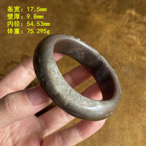 54.53糖玉籽料雕花手镯有原皮