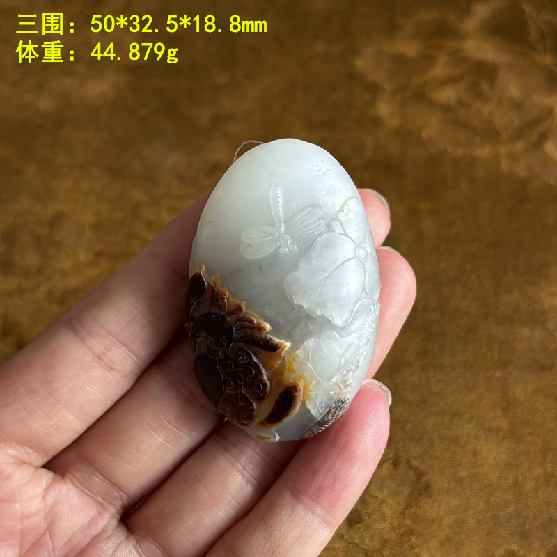 红沁皮青花籽料荷花挂件