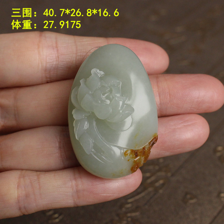 青白玉籽料荷花挂件新疆和田玉