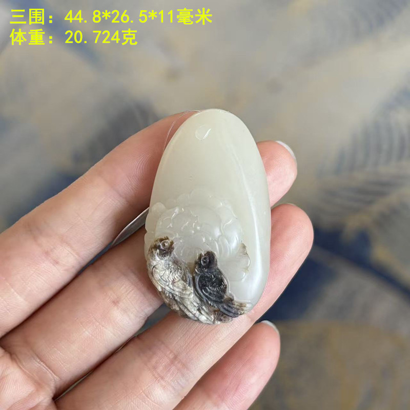 黑沁皮白玉籽料喜鹊牡丹吊坠