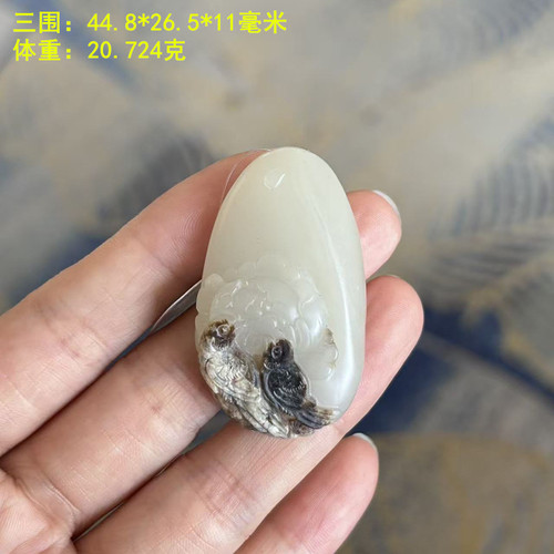 黑沁皮白玉籽料喜鹊牡丹吊坠