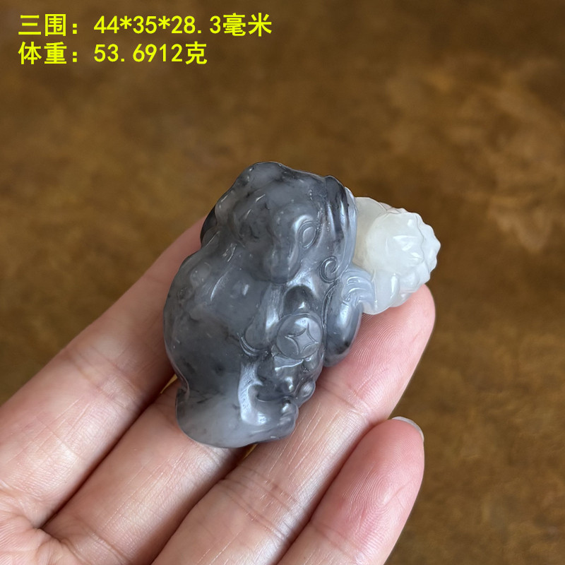 黑白分明青花籽料金蟾挂件