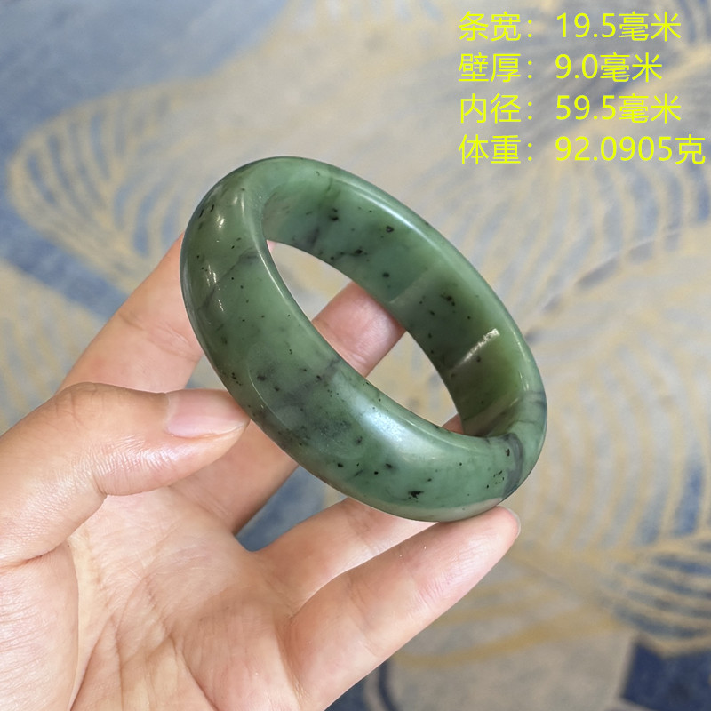 高脂份苹果绿碧玉带皮籽料手镯