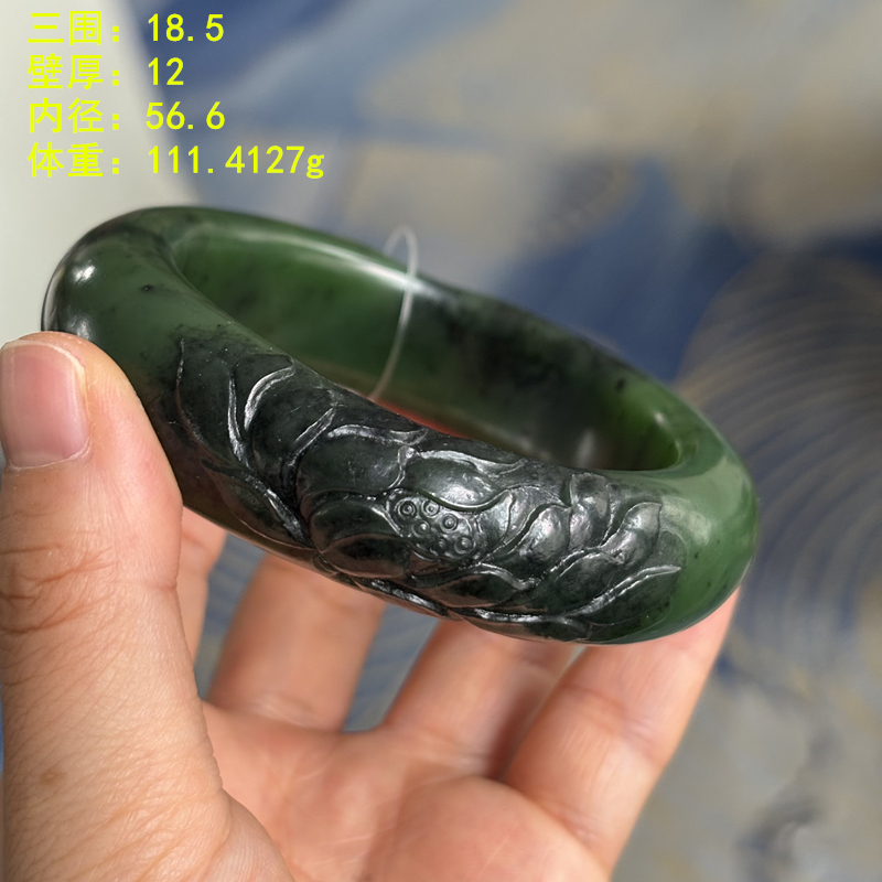 宽厚肥美的碧玉籽料手镯