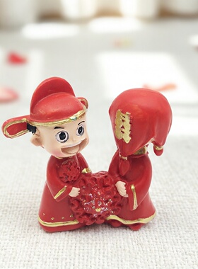 中式婚庆红色新人公仔摆件