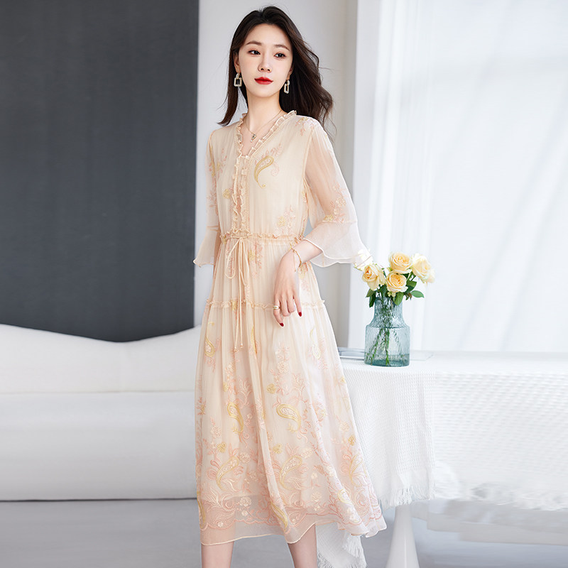 精美刺绣真丝连衣裙夏装喇叭袖V领桑蚕丝顺纡腰显瘦裙子清新显白