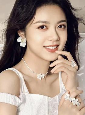 玫瑰的故事刘亦菲同款 何家小苍兰花簇方糖项链女 花朵小众颈链