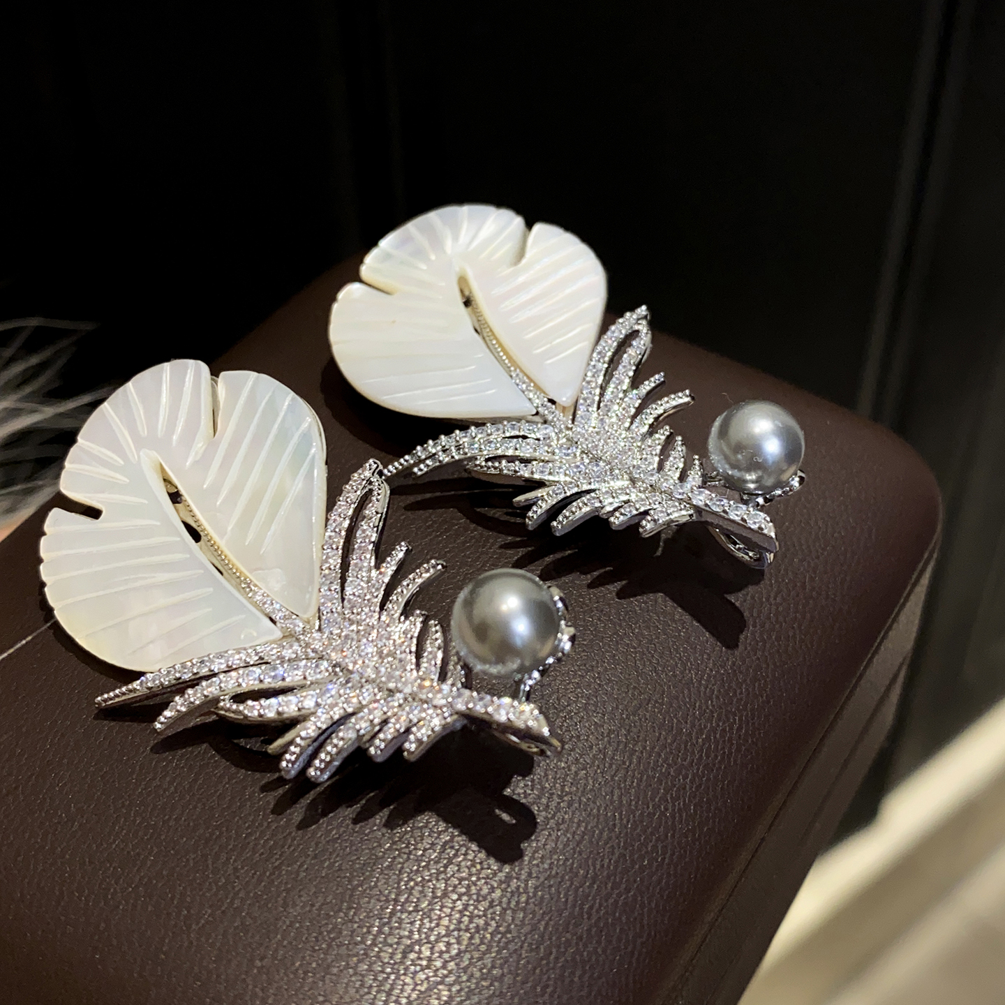高端天然白贝母珍珠羽毛西装胸针