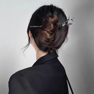 2026时尚新中式枪黑色桃花枝发簪后脑勺盘发国潮设计古风汉服旗袍