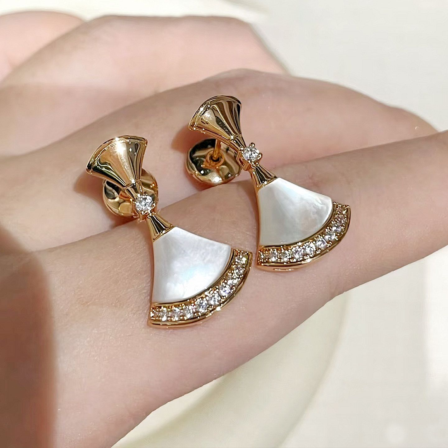 小裙子耳环女18K玫瑰金扇形耳钉天然白贝母红玉髓莫桑钻耳坠扇子,饰品/流行首饰/时尚饰品新,耳钉,淘宝优惠券,粉丝福利购,淘宝优惠卷