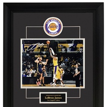 詹姆斯亲笔签名照片 LBJ勒布朗湖人23号 带证书 裱框 收藏 礼物