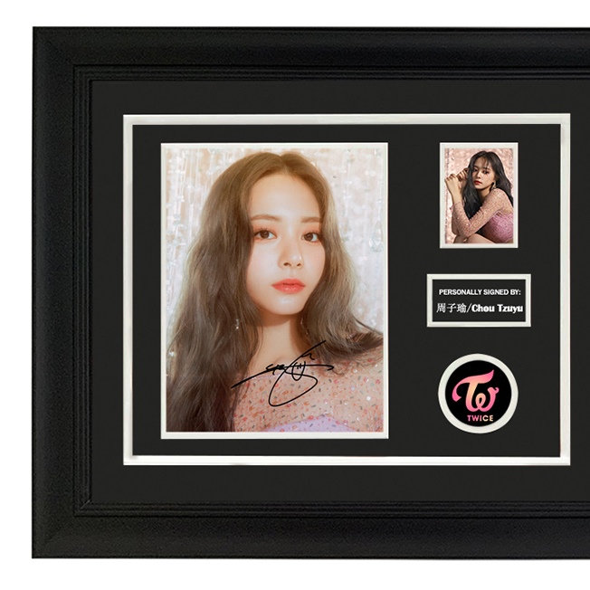 收藏 周子瑜Tzuyu  TWICE成员 亲笔签名照片裱框 含SA证书