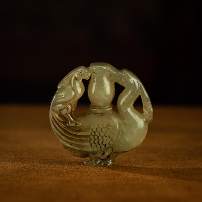 老和田玉精雕孔雀宝瓶挂件