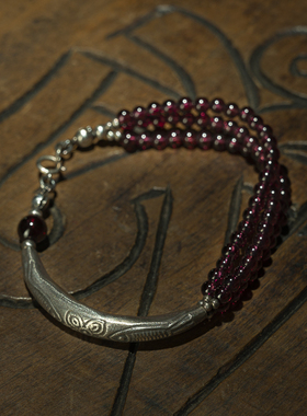 迷人玫瑰色泽紫牙乌石榴石三圈细圆珠搭配老银设计款手链手串收藏