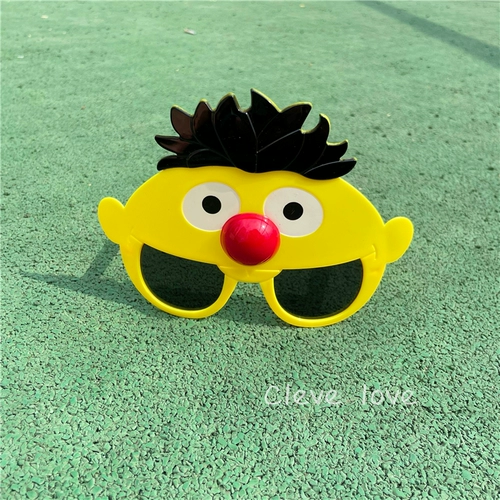 Скульптура песчаника Сяохонгу - это забавная мультипликация преувеличенная большие очки пара фотограф -фотографы солнцезащитные очки на морской вечеринке