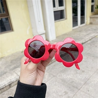 В форме цветка, красный