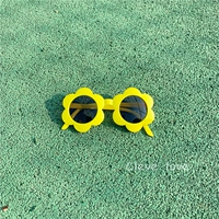 В форме цветка, желтый