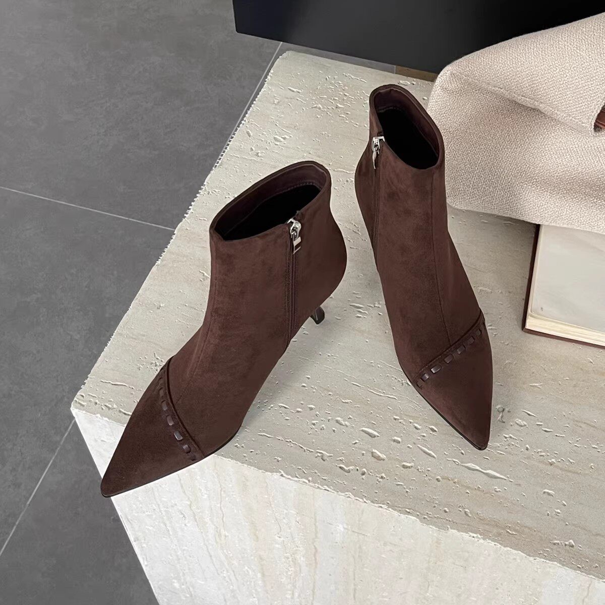 专柜爆款2025冬新款百搭细跟短靴女加绒设计感拼接舒适尖头高跟鞋