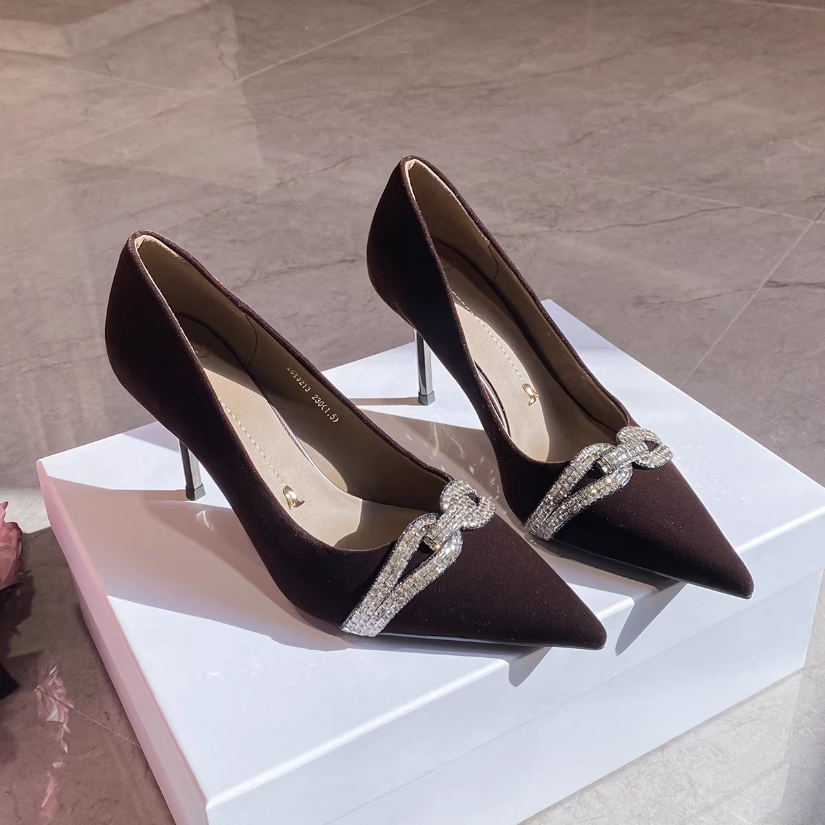 一代佳人2026春新款时尚金丝绒水钻高跟鞋女细跟气质百搭浅口单鞋