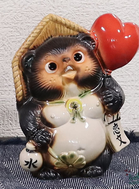 日本代购 狸猫 红色爱心 职人手工 传统和风陶制公仔恋爱特色摆件