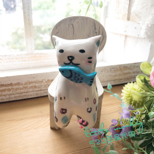 日本代购 吃小鱼的猫咪 手工制作萌趣可爱陶瓷公仔装饰摆件