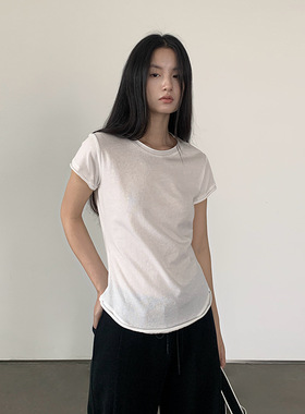 夏季薄款自然卷边短袖T恤女2026设计感正肩修身显瘦圆领上衣