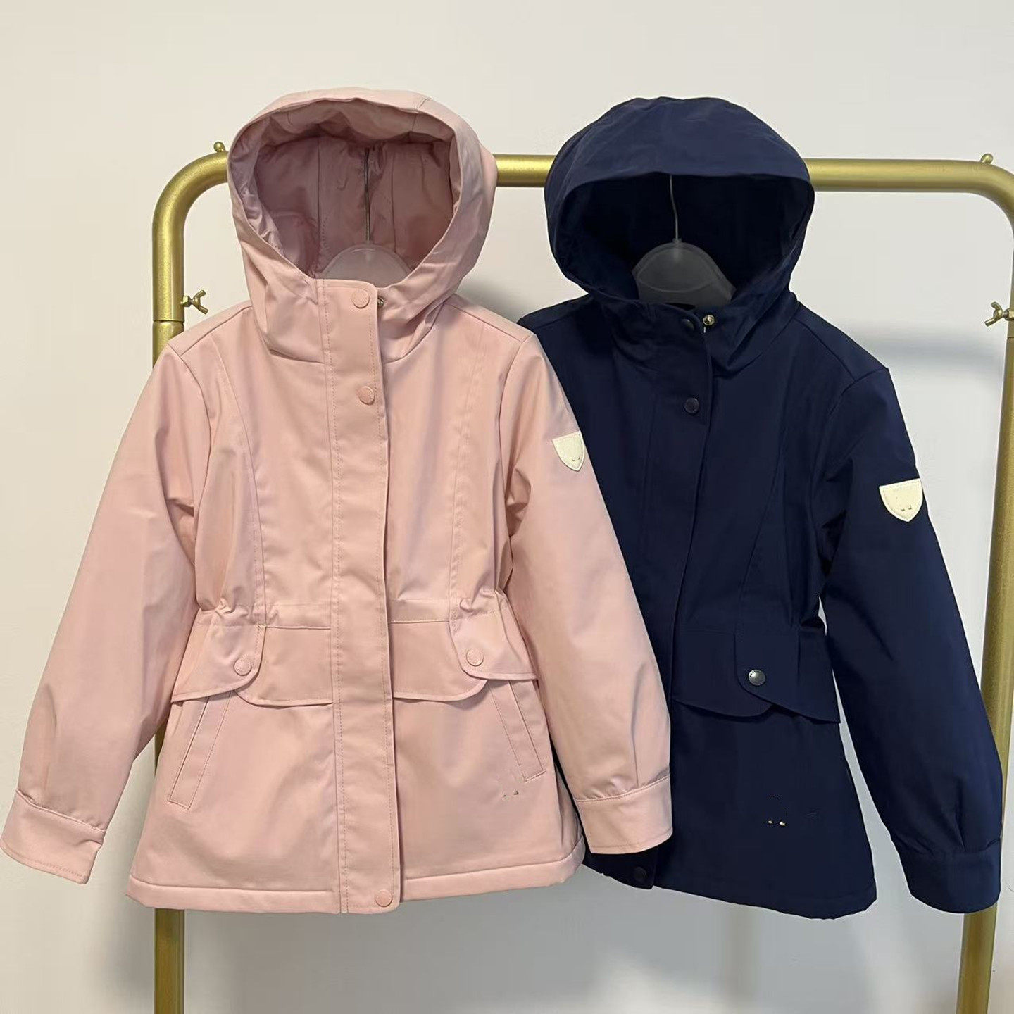 2026新款女童洋气时尚防风防水连帽加绒户外冲锋衣收腰休闲外套