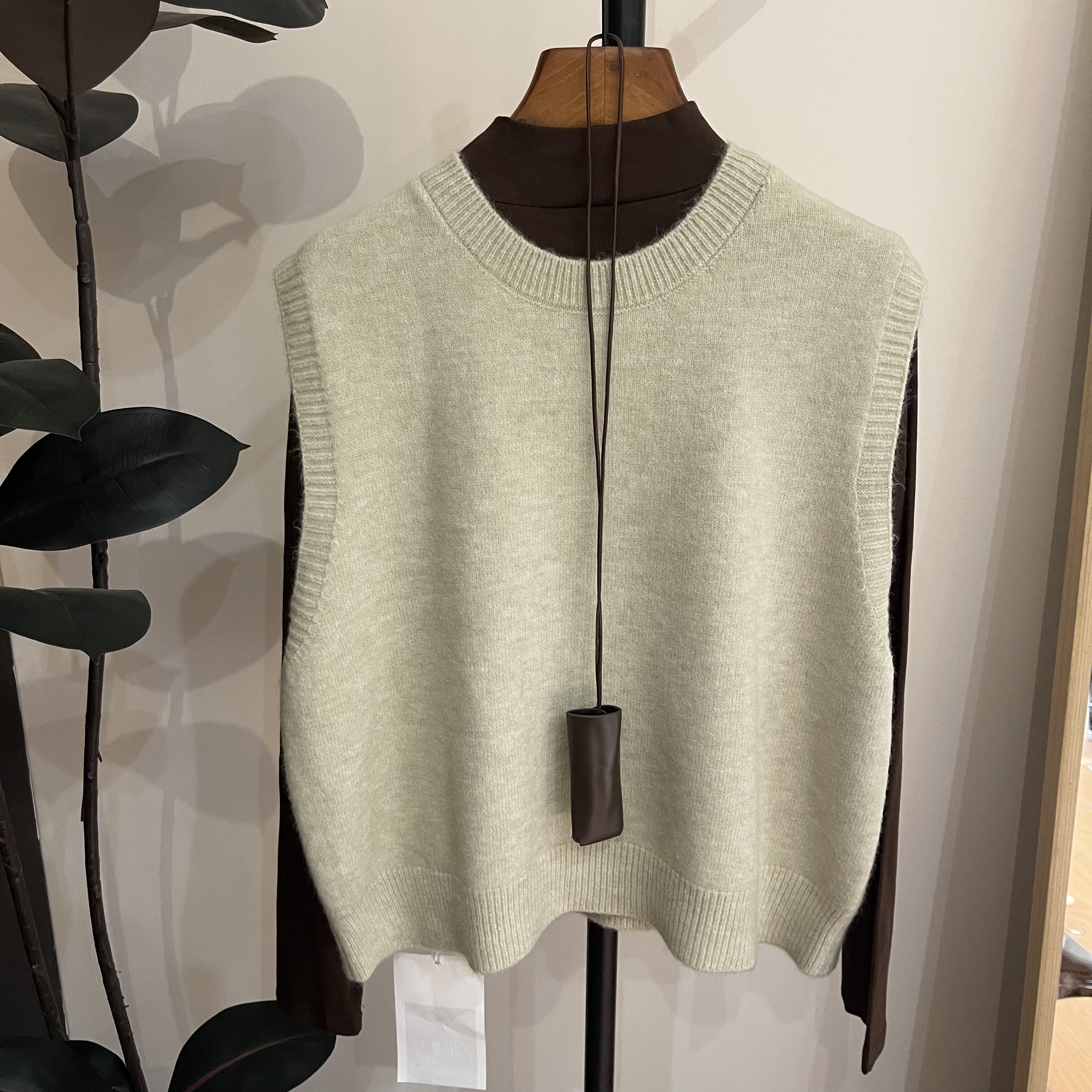 高品质2025秋冬新款韩版圆领无袖针织马甲加深咖色打底衫两件套女