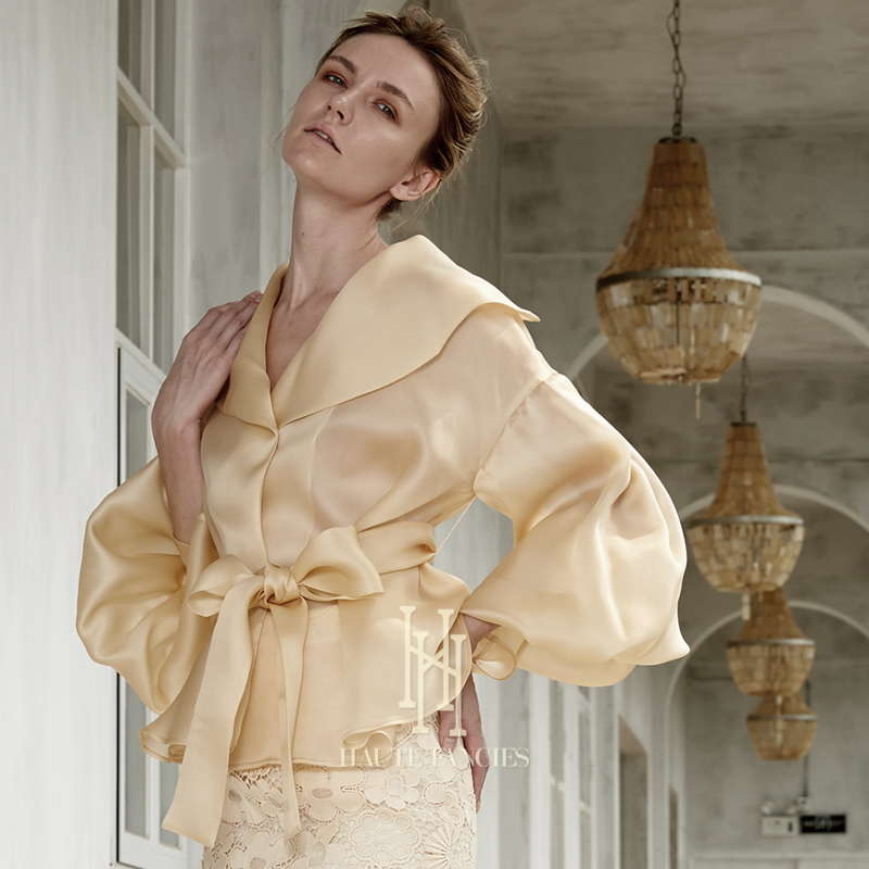 蝉翼后构想杏色长袖真丝缎上衣