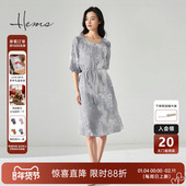 海尔曼斯25春夏新品 新中式 柔美肌理云感飘逸桑蚕丝连衣裙25611C6Q