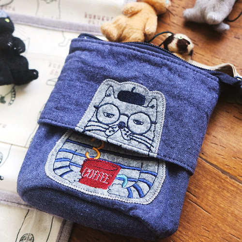 眼镜猫刺绣可伸缩零钱包杂物小包