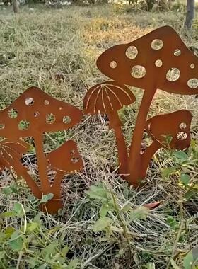 迷你蘑菇花插木桩上的金
