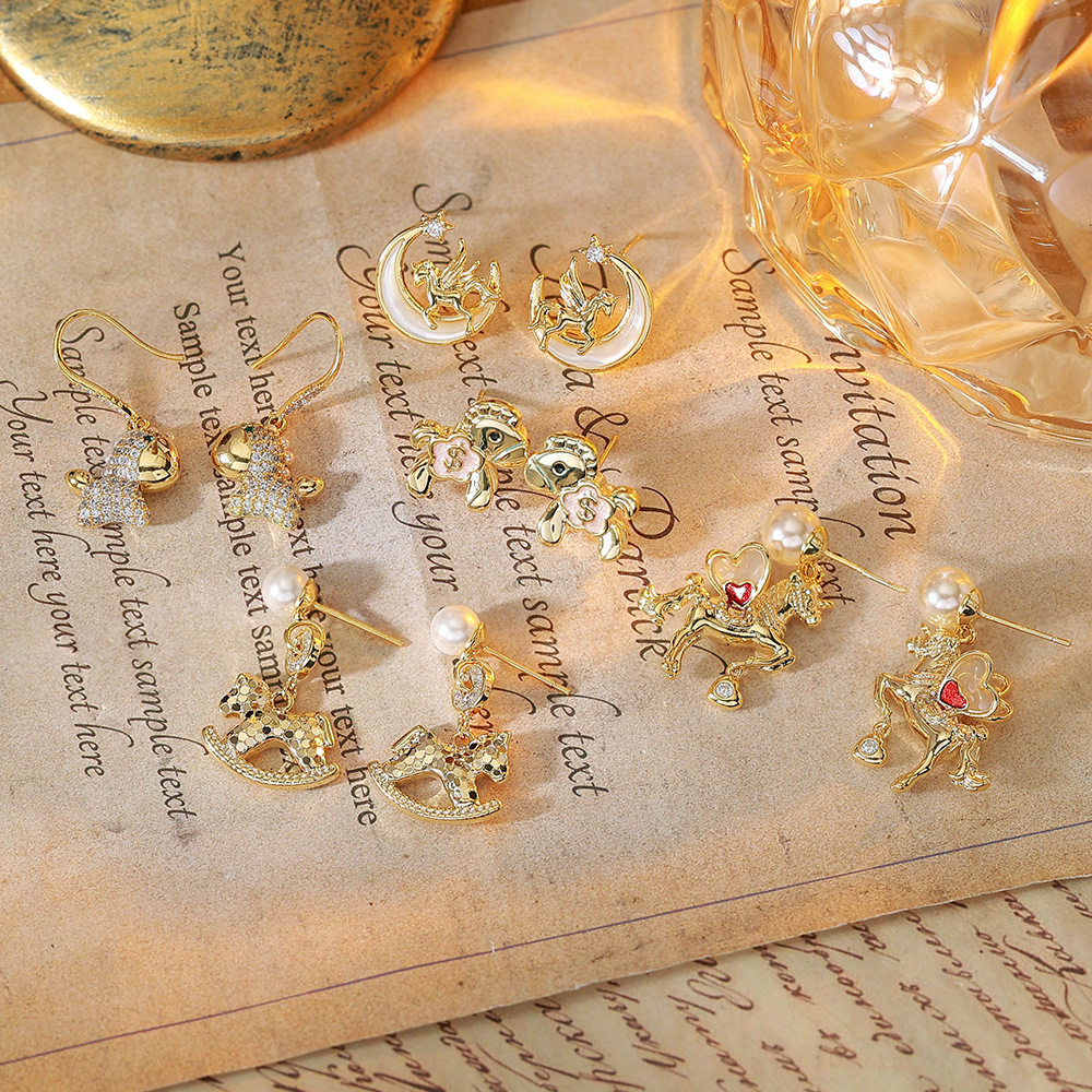 马上有钱-碎冰冰生肖小马微镶珍珠耳环2025新款百搭铜镀真金耳钉,饰品/流行首饰/时尚饰品新,耳钉,淘宝优惠券,粉丝福利购,淘宝优惠卷