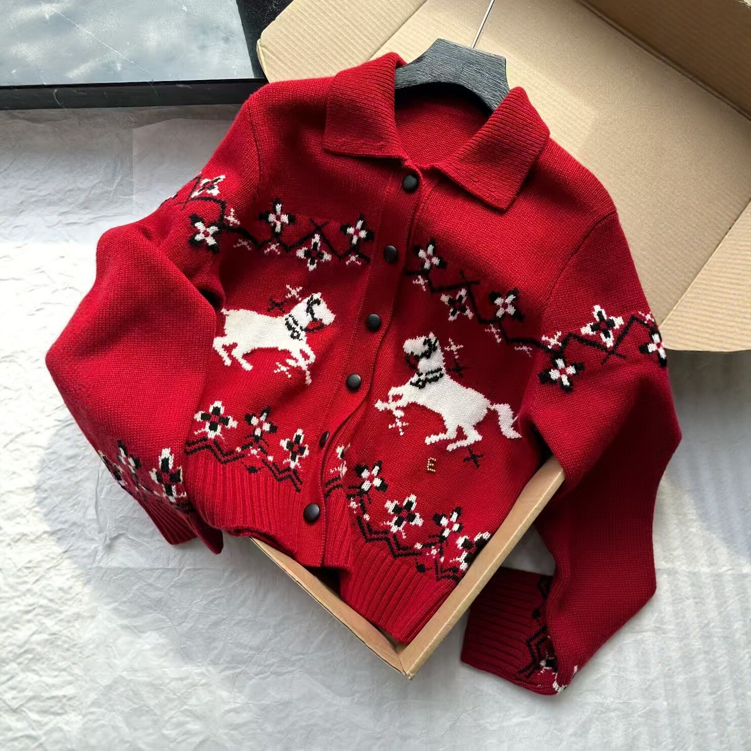 马年旺运毛衣 山羊绒皮扣翻领费尔岛毛衣  红色本命年毛衣