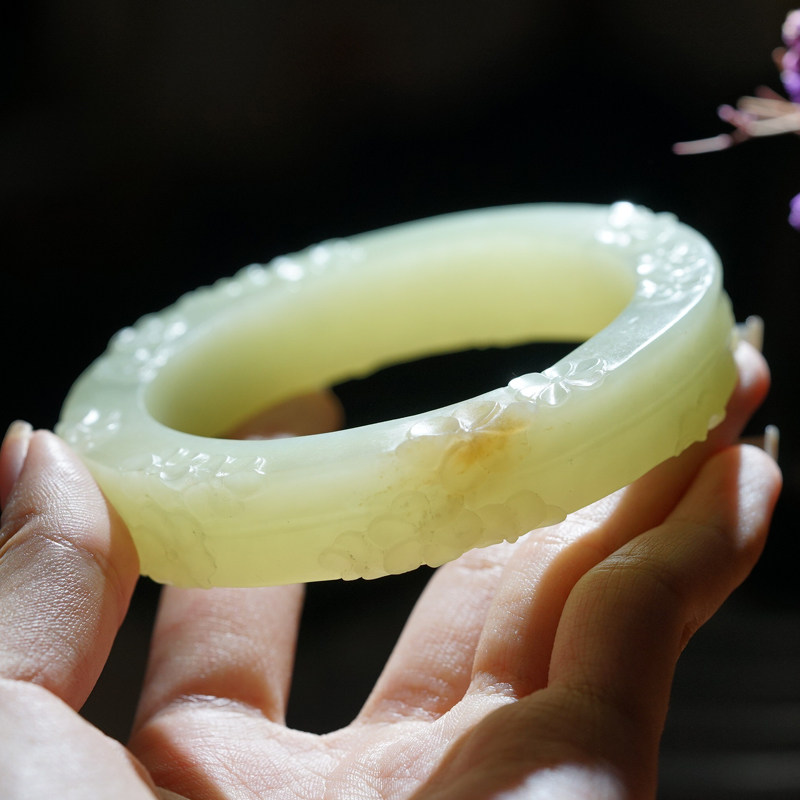 月半圆和田玉若羌黄口雕刻梅花手镯女款宽条玉镯镯子圈口60
