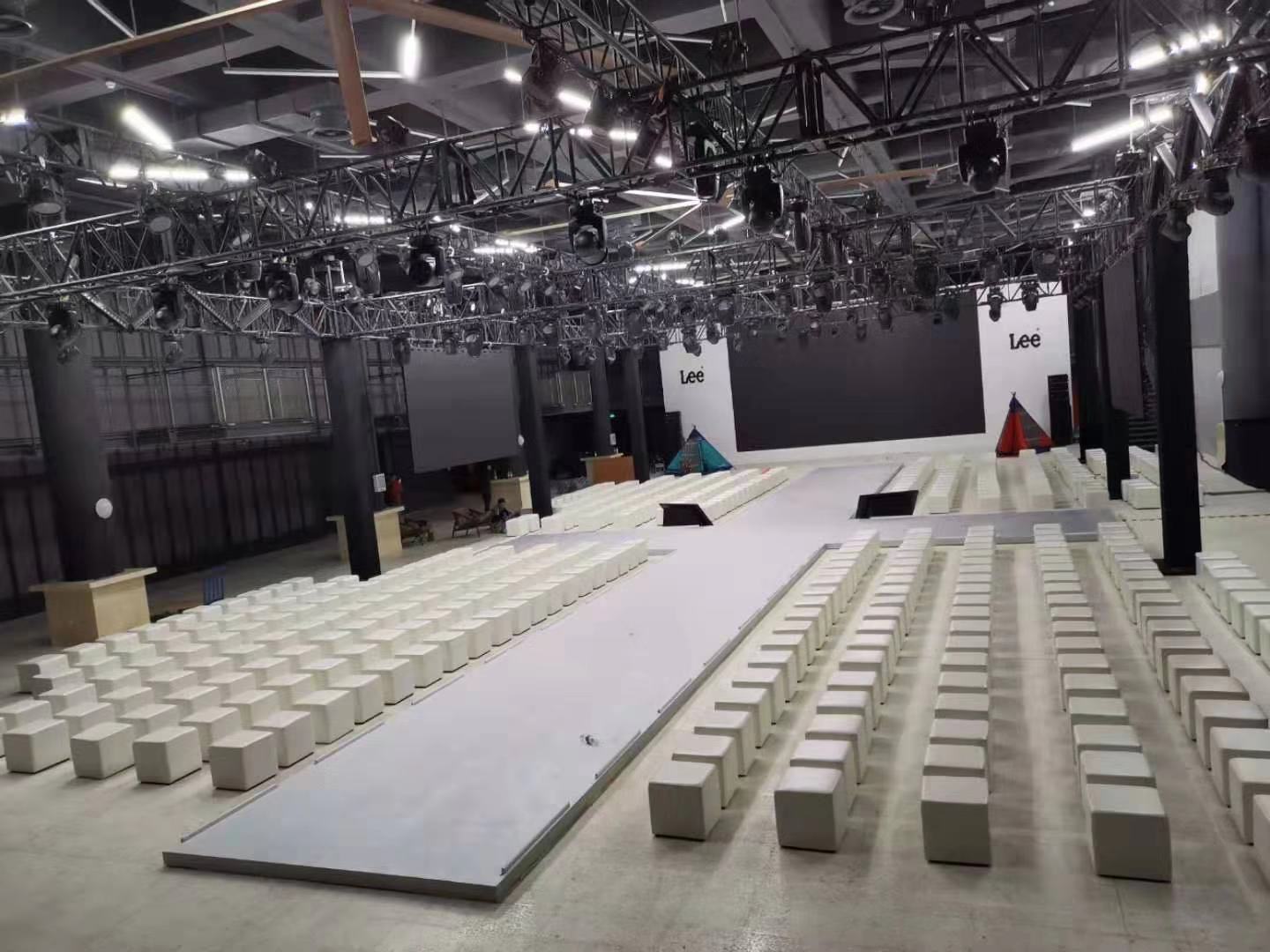 成都金美桌椅租赁 提供面包方凳出租，土司凳，沙发方凳出租