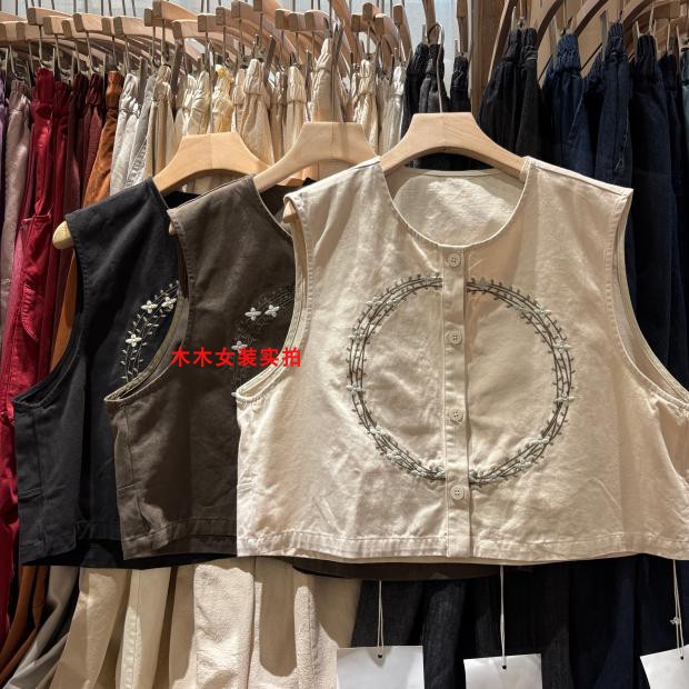 还有山排扣日系短款圆领刺绣马甲
