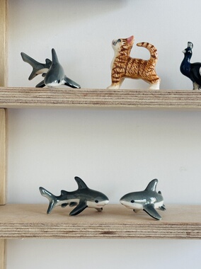 鲨鱼陶瓷小动物摆件纯手工绘制高温釉下彩