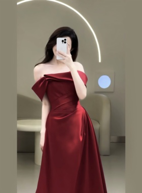 一字肩敬酒服新娘2025新款酒红色高级感轻奢小众订婚晚宴礼服裙女