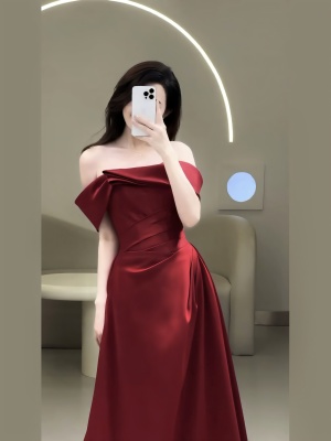 一字肩敬酒服新娘2025新款酒红色高级感轻奢小众订婚晚宴礼服裙女