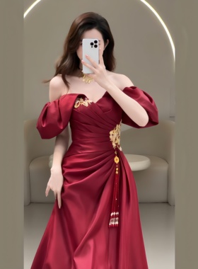 新中式一字肩敬酒服新娘晨袍新款高级感轻奢小众订婚晚宴礼服裙女