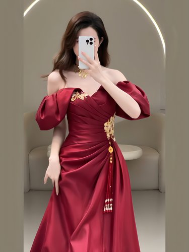 新中式一字肩敬酒服新娘晨袍新款高级感轻奢小众订婚晚宴礼服裙女