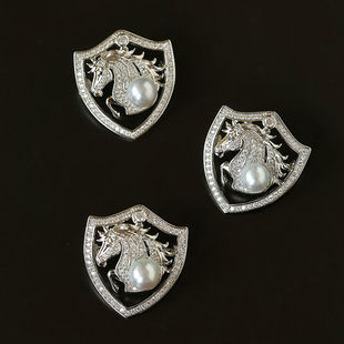 TU家马年海水真多麻珍珠马头徽章胸针女时尚高档别针大衣西装配饰